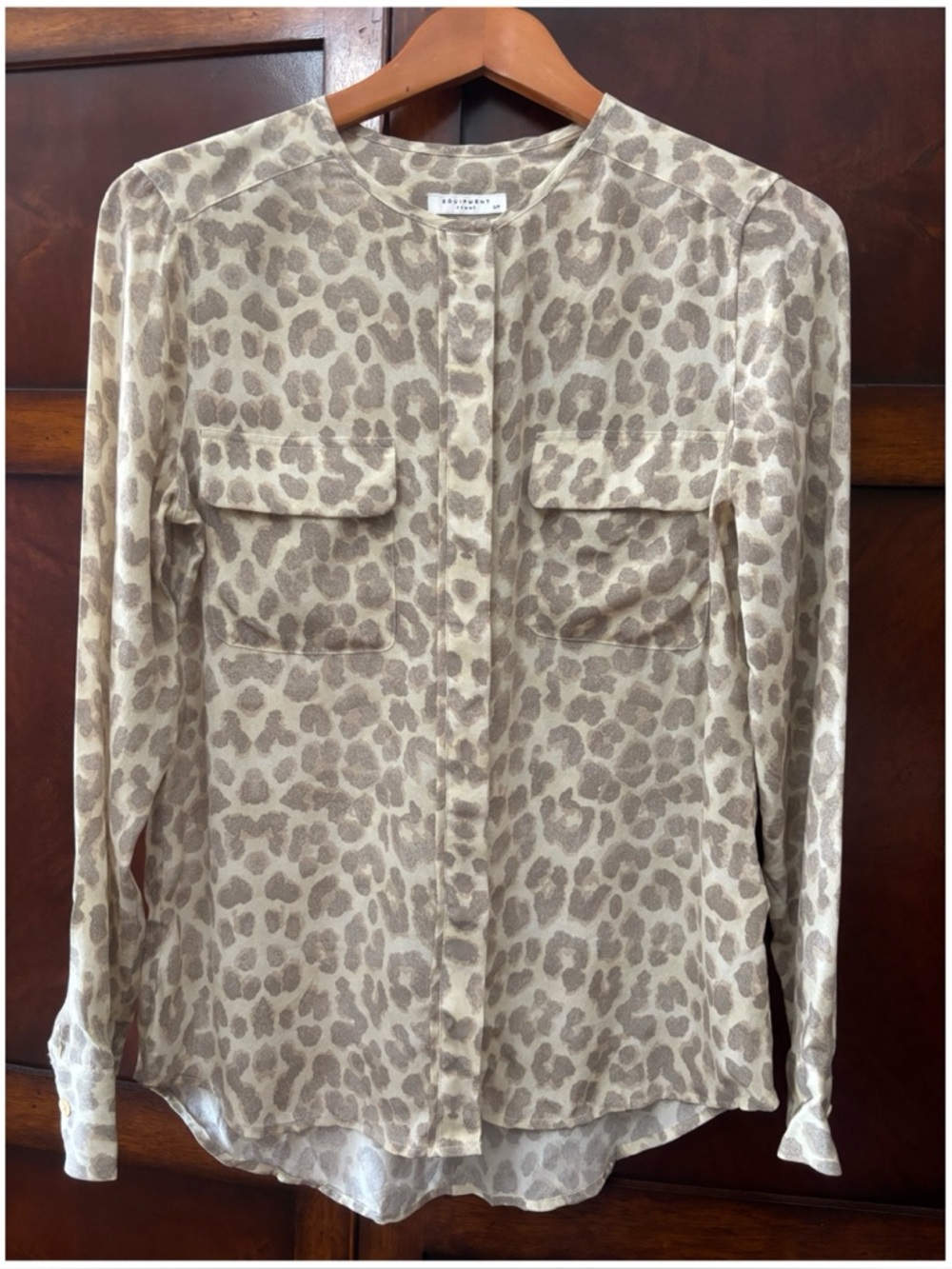 EUC Equipment Slim Signature Silk Buttondown Top in Crème & Tan  Size Small